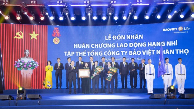 Bảo Việt Nhân thọ vinh dự tiếp tục đón nhận Huân chương Lao động hạng Nhì do Chủ tịch Nước ký quyết định trao tặng. Bảo Việt Nhân thọ vinh dự tiếp tục đón nhận Huân chương Lao động hạng Nhì do Chủ tịch Nước ký quyết định trao tặng.