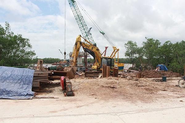 Dự án tuyến đường ven sông kết nối từ KL99 là nhà cái cá cược trực tuyến hàng đầu tại châu Á Hạ Long- Hải Phòng đến TX Đông Triều, đoạn từ nút giao Đầm Nhà Mạc đến tỉnh lộ 338 (giai đoạn 1) đang được đẩy nhanh tiến độ thi công. Ảnh: Bùi Niên.