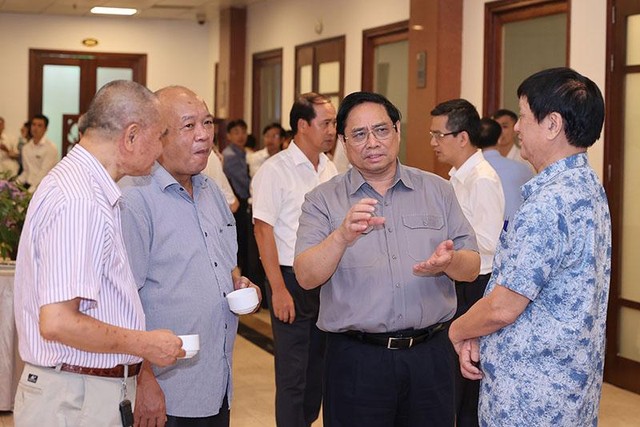 Thủ tướng trao đổi với các chuyên gia tại Hội nghị. (Ảnh: Nhật Bắc).