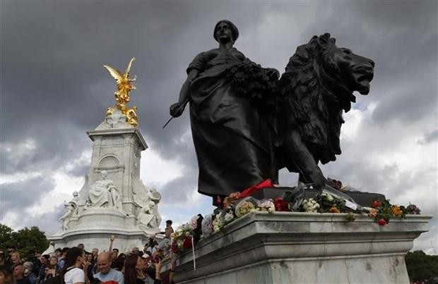 Người dân tưởng niệm Nữ hoàng Elizabeth II tại London (Anh) ngày 9/9/2022. (Ảnh: THX/TTXVN).