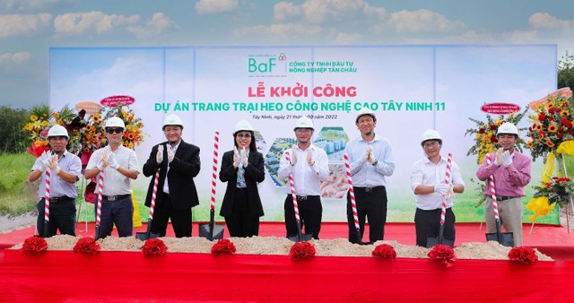 Bà Bùi Hương Giang – Tổng Giám đốc BaF (đứng giữa ) cùng ban lãnh đạo thực hiện nghi lễ khởi công Trang trại heo công nghệ cao Tây Ninh 11.