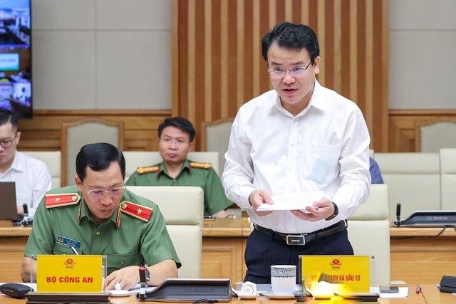 Thứ trưởng Bộ Kế hoạch và Kl99ok phiên bản mới Trần Quốc Phương báo cáo tại Hội nghị.