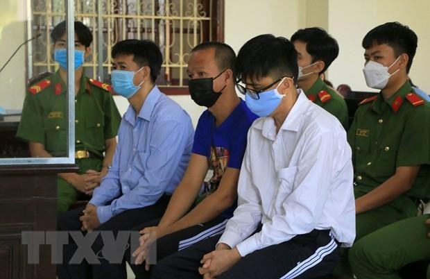 Các bị cáo Nguyễn Tấn Tài (phải), Trần Văn Quang (giữa) và Nguyễn Trung Thành tại phiên xét xử. (Ảnh: Nhựt An/TTXVN).