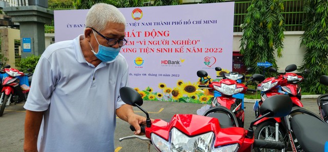 Ông Nguyễn Quốc Trạng - 78 tuổi (quận Tân Phú), lái xe ôm, xúc động bên phương tiện mới vừa được hỗ trợ tại Tháng cao điểm “Vì người nghèo” 2022.
