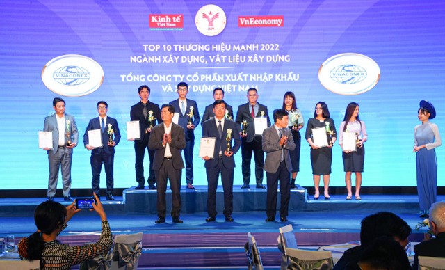 Đại diện Tổng công ty cổ phần Vinaconex vinh dự đón nhận Giải thưởng.