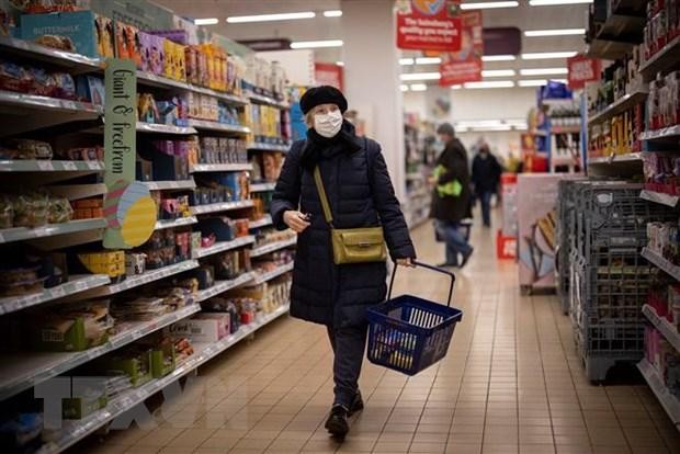 Người dân mua sắm tại một siêu thị ở Walthamstow, Đông London, Anh. (Ảnh: AFP/TTXVN).
