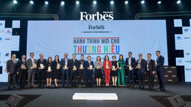 Đại diện Vietcombank (thứ 5 từ trái sang) cùng các đại diện đơn vị thuộc Top 25 Thương hiệu Kl991.com nạp rút nhanh dẫn đầu năm 2021.