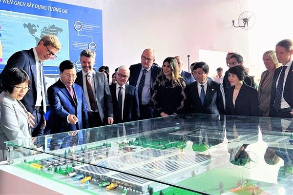 Phó Thủ tướng thường trực Phạm Bình Minh và Thái tử Đan Mạch Frederik André Henrik Christian cùng lãnh đạo các bộ, ngành và địa phương tham quan mô hình nhà máy của LEGO.