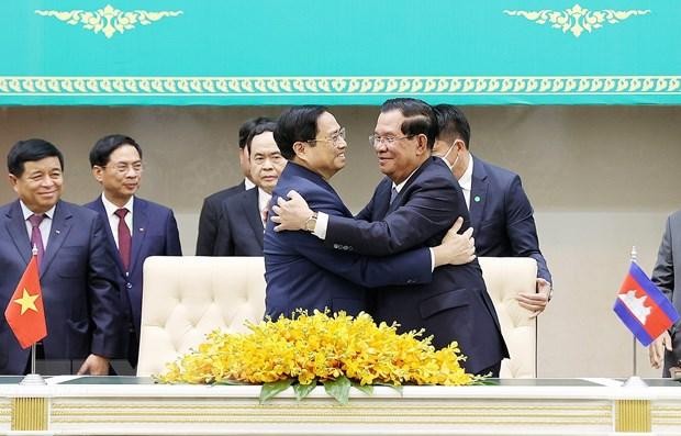 Thủ tướng Phạm Minh Chính và Thủ tướng Campuchia Samdech Techo Hun Sen tại lễ ký các văn kiện hợp tác giữa hai nước. (Ảnh: Dương Giang/TTXVN).
