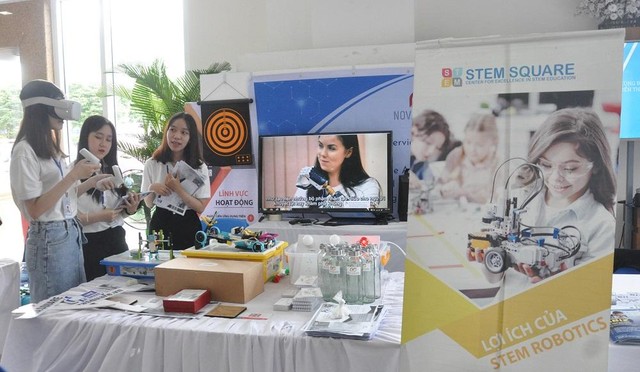 Sinh viên Đà Nẵng giới thiệu những ứng dụng khoa học công nghệ tại Ngày hội Khởi nghiệp đổi mới sáng tạo Đà Nẵng.khởi nghiệp đổi mới sáng tạo