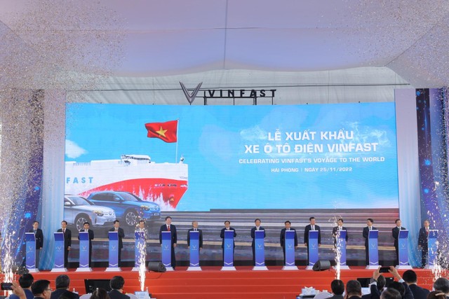 Các đại biểu nhấn nút lễ xuất khẩu lô xe VF8 sang Mỹ.