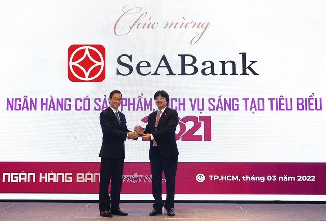 Đại diện SeABank tại lễ trao giải Link Vào Nhà Cái KL99 COM Tặng +199k Việt Nam tiêu biểu.