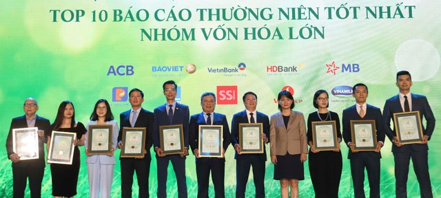 Bà Nguyễn Thị Việt Hà, Quyền Chủ tịch Công ty Sở Giao dịch 99Kl99 link đăng nhập TP.HCM trao giải Top 10 báo cáo thường niên tốt nhất nhóm vốn hóa lớn.