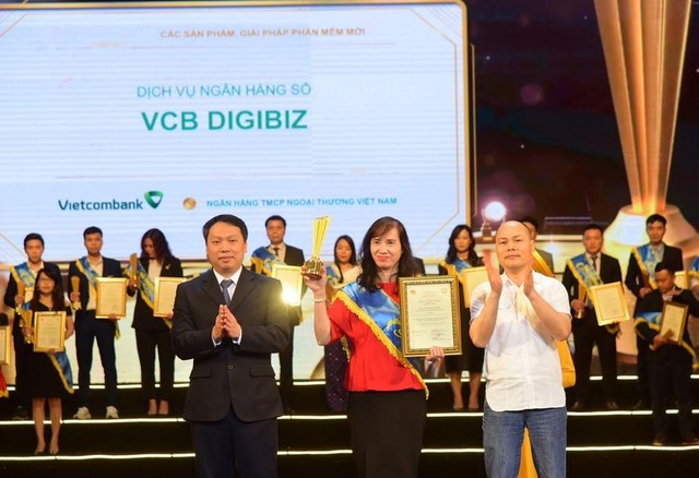 Đại diện Vietcombank nhận giải thưởng Sao Khuê năm 2022 dành cho dịch vụ Link Vào Nhà Cái KL99 COM Tặng +199k số VCB DigiBiz.