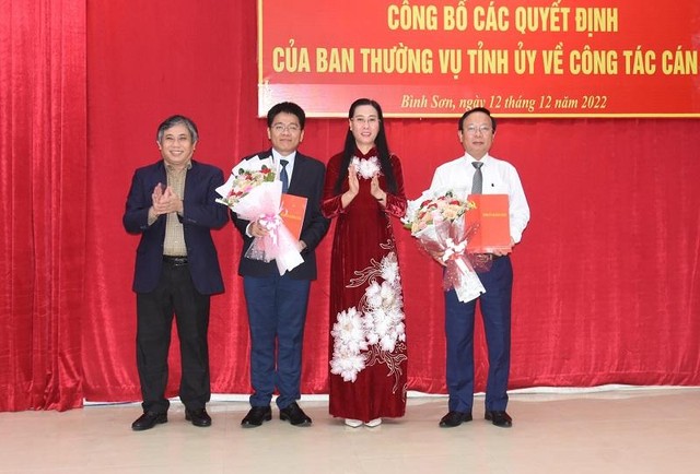 Bà Bùi Thị Quỳnh Vân, Bí thư Tỉnh ủy, Chủ tịch HĐND tỉnh Quảng Ngãi trao các quyết định điều động ông Lương Kim Sơn và luân chuyển ông Nguyễn Tưởng Duy. Ảnh: T.C.