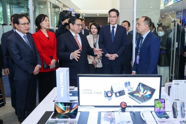 Thủ tướng Phạm Minh Chính, Chủ tịch Kl994 game bài casino hấp dẫn Samsung Lee Jae Yong và các quan khách tham quan Trung tâm R&amp;D của Samsung.