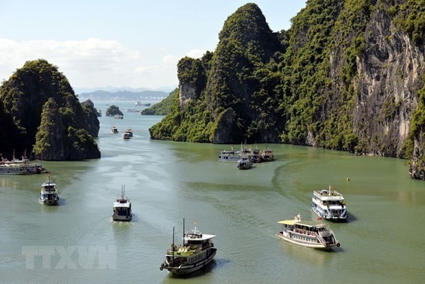 Tàu du lịch trên vịnh Hạ Long. (Ảnh: Thanh Vân/TTXVN)