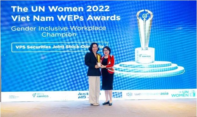 Bà Nguyễn Thị Tuyết Minh – Chủ tịch Hội đồng Doanh nhân nữ Việt Nam trao giải thưởng “Bình đẳng giới tại nơi làm việc” cho Đại diện VPS – Bà Trần Thu Thủy.