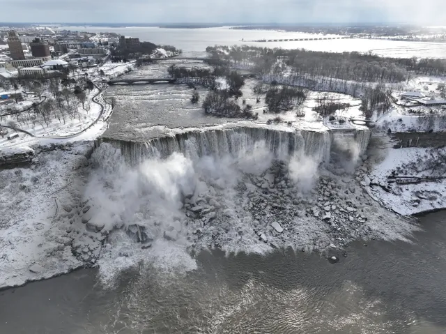 Trong lịch sử, thác Niagara đã 5 lần bị đóng băng. Trong lịch sử, thác Niagara đã 5 lần bị đóng băng.