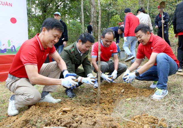 Thành viên Ban Giám đốc Dai-ichi Life Việt Nam (áo đỏ) và đại diện Vườn Quốc gia Cúc Phương cùng tham gia trồng cây trong Lễ phát động trồng cây mùa xuân.