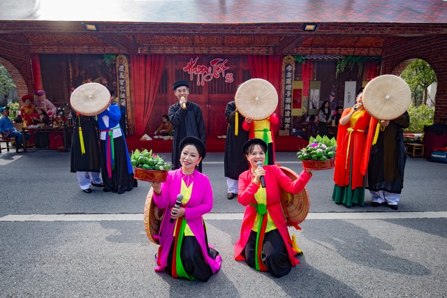 Hội chợ Happy Tết 2023 thu hút đông đảo du khách đến tham quan, mua sắm nhân dịp Tết Quý Mão. Ảnh: Home Hanoi Xuan.