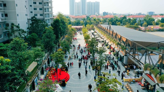 Bên cạnh đường hoa, khi tới khu đô thị Mailand Hanoi City trong dịp Tết Quý Mão, du khách có thể tham quan phố đi bộ Pont de Long Bien với không gian mang đậm dấu ấn Hà Nội xưa kết hợp một số hoạt động thú vị như: Gói bánh chưng, nặn tò he, xin chữ ông Đồ… và nhiều hoạt động biểu diễn nghệ thuật khác.