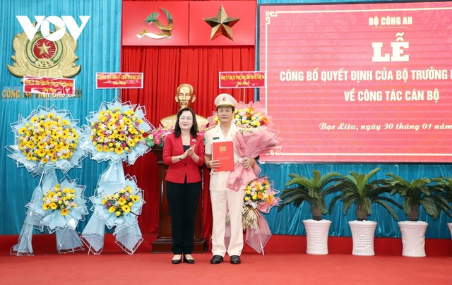 Bà Lê Thị Ái Nam- Phó Bí thư Thường trực Tỉnh ủy Bạc Liêu tặng hoa chúc mừng Đại tá Hồ Việt Triều - Giám đốc Công an tỉnh Bạc Liêu.