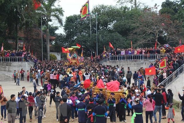 Mỗi năm có tới hàng trăm ngàn lượt khách hành hương tìm về đền Đông Cuông dâng hương kính Mẫu Đệ Nhị Thượng ngàn. (Ảnh: TTXVN phát).