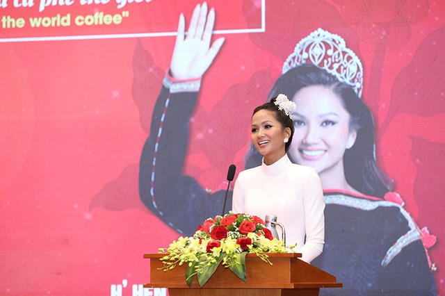 Đây là năm thứ hai, Ban Tổ chức tiếp tục mời Hoa hậu H’Hen Niê làm đại sứ truyền thông của Lễ hội.