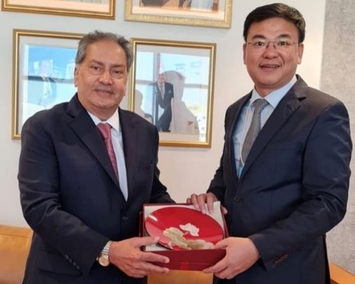 Thứ trưởng Phạm Quang Hiệu tặng quà lưu niệm cho ông Kamal Vachani, Giám đốc Kl994 game bài casino hấp dẫn Al Maya tại buổi làm việc.