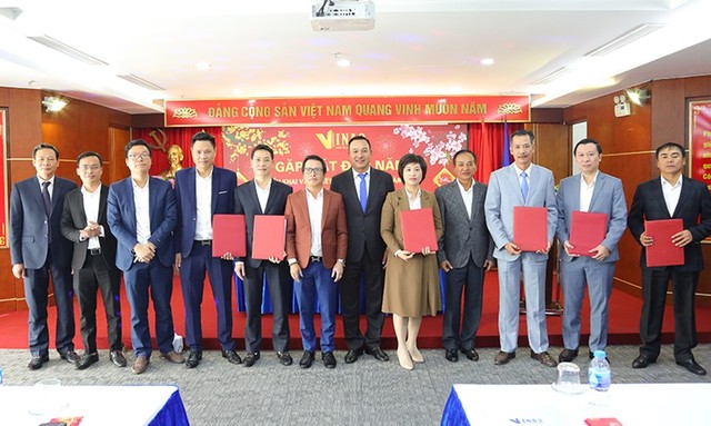 Tổng giám đốc và các Phó Tổng giám đốc Công ty ký kết triển khai kế hoạch SXKD năm 2023.
