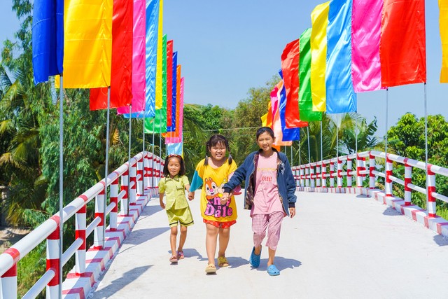 Sự vui mừng, phấn khởi của người dân và trẻ em tại địa phương khi có thêm cây cầu khang trang và rộng rãi để đi lại.