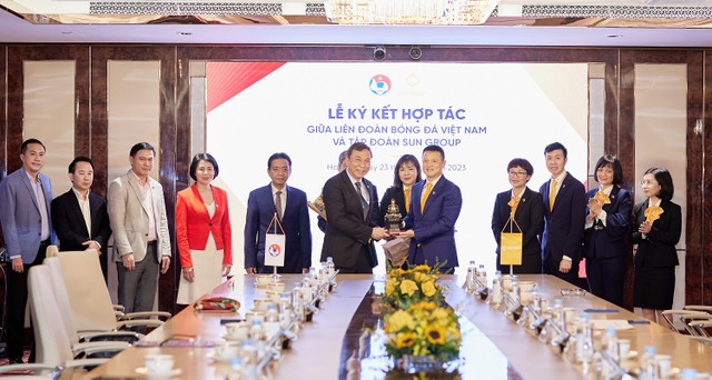 Lãnh đạo Kl994 game bài casino hấp dẫn Sun Group trao quà lưu niệm cho lãnh đạo VFF tại sự kiện.