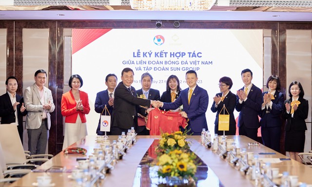 Lãnh đạo VFF trao quà lưu niệm cho lãnh đạo Kl994 game bài casino hấp dẫn Sun Group.