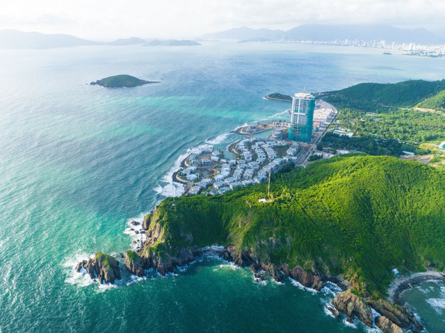 Bãi Tiên với địa thế “tọa sơn ngọa thủy” với khung cảnh thiên nhiên tựa chốn bồng lai tiên cảnh.