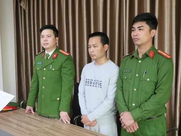 Cơ quan chức năng tống đạt các quyết định khởi tố, bắt tạm giam Trần Văn Tuân - Phó Giám đốc Công ty cổ phần Công nghệ thông tin Lam Hồng. (Ảnh: TTXVN phát).