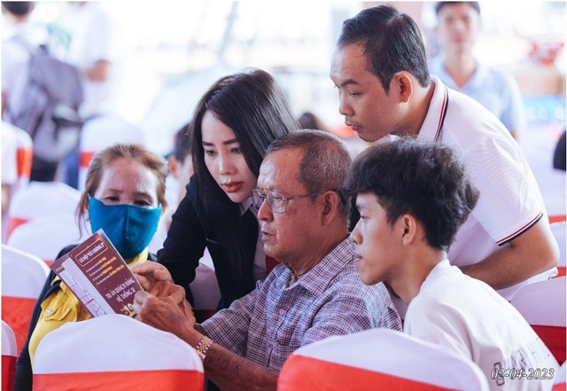Chuyên viên Kl992 VIP Trang Chủ 2026 của Hệ thống 5F tư vấn giúp khách hàng lựa chọn sản phẩm ưng ý.