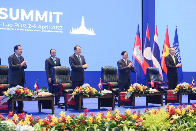 Thủ tướng Phạm Minh Chính, Thủ tướng Lào Sonexay Siphandone, Thủ tướng Campuchia Hun Sen và Tổng Thư ký Văn phòng Tài nguyên nước Thái Lan dự Hội nghị.(Ảnh: Nhật Bắc).