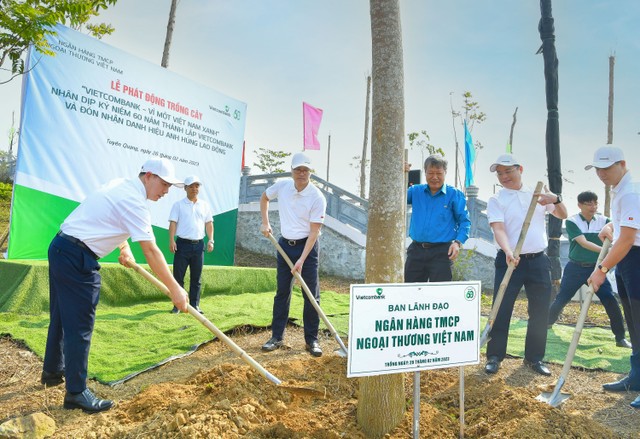 Ban lãnh đạo Vietcombank cùng đại diện Công đoàn Link Vào Nhà Cái KL99 COM Tặng +199k Việt Nam, NHNN chi nhánh tỉnh Tuyên Quang trồng cây tại Khu di tích lịch sử ngành Link Vào Nhà Cái KL99 COM Tặng +199k Việt Nam trong Lễ phát động chương trình trồng 60 nghìn cây xanh “Vietcombank - Vì một Việt Nam xanh”.