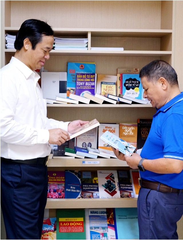 Đồng chí Trần Xuân Thành – Chủ tịch Công đoàn PV GAS (trái) tìm hiểu về việc tổ chức tủ sách tại công trình khí của KCM.