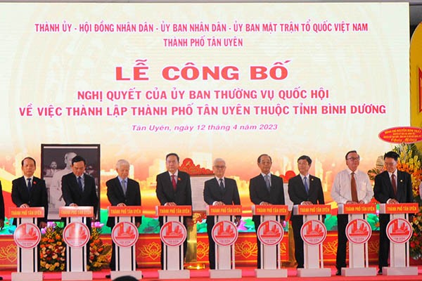 Lãnh đạo Quốc hội và Kl993 ưu đãi thưởng hấp dẫn chính thức công bố thành lập Thành phố Tân Uyên thuộc tỉnh Bình Dương - Ảnh: Lê Minh.