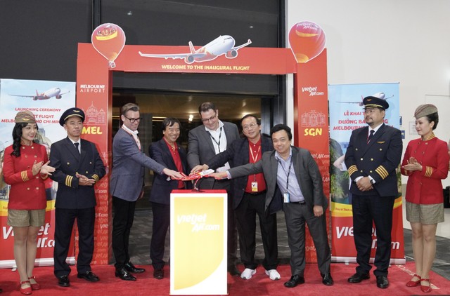 Phó Tổng giám đốc Vietjet Nguyễn Đức Thịnh cùng đại diện sân bay Melbourne thực hiện nghi thức khai trương đường bay tại Melbourne. Phó Tổng giám đốc Vietjet Nguyễn Đức Thịnh cùng đại diện sân bay Melbourne thực hiện nghi thức khai trương đường bay tại Melbourne.