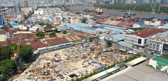 Bên trong công trình Shizen Home vẫn ngổn ngang vật liệu xây dựng, những khối bê tông đứng “lạnh lùng” trước sự chờ đợi mòn mỏi của chủ Kl99ok phiên bản mới.