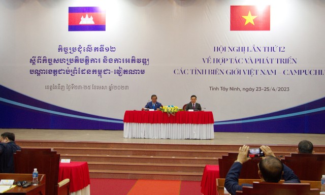 Kết thúc Hội nghị, hai bên đã thông qua hai văn kiện gồm Báo cáo trung tâm và Thông cáo chung của Hội nghị.