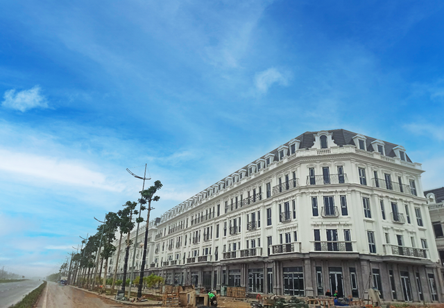 Toàn bộ biệt thự và shophouse của Sunshine Capital Tay Thang Long đã hoàn thành kết cấu móng, thân, đang thi công ốp lát đá ngoài nhà, lắp đặt lan can, cửa vách kính, dự kiến bàn giao vào quý II/2023.