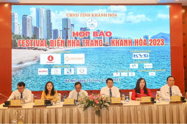 Ban lãnh đạo chủ trì buổi họp báo.