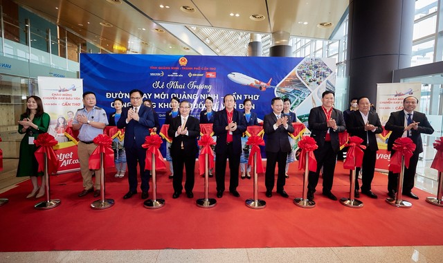 Lãnh đạo tỉnh Quảng Ninh và TP Cần Thơ cắt băng khai trương đường bay mới tại sân bay Vân Đồn.