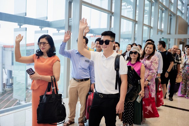 Những hành khách đầu tiên từ Cần Thơ hạ cánh Cảng HKQT Vân Đồn, Quảng Ninh.