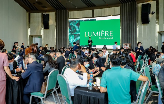Sự kiện ngày 15/4, 95% căn trong giỏ hàng LUMIÈRE Boulevard đã “sold-out” nhờ sức hút của dự án cộng hưởng với chính sách đột phá "Thanh toán nhàn hạ" với chỉ từ 460 triệu/năm. Sự kiện ngày 15/4, 95% căn trong giỏ hàng LUMIÈRE Boulevard đã “sold-out” nhờ sức hút của dự án cộng hưởng với chính sách đột phá "Thanh toán nhàn hạ" với chỉ từ 460 triệu/năm.