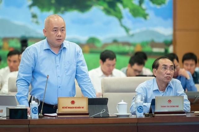 Thứ trưởng Bộ Kế hoạch và Kl99ok phiên bản mới Đỗ Thành Trung phát biểu tại phiên họp.